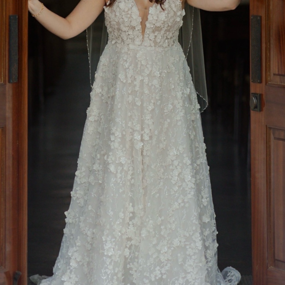 Elegant White Lace Wedding Dress